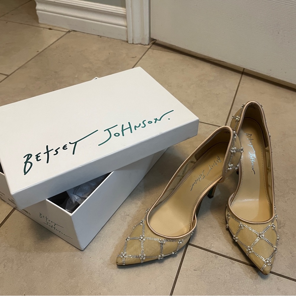 Gorgeous champagne & rhinestone party shoes size 8